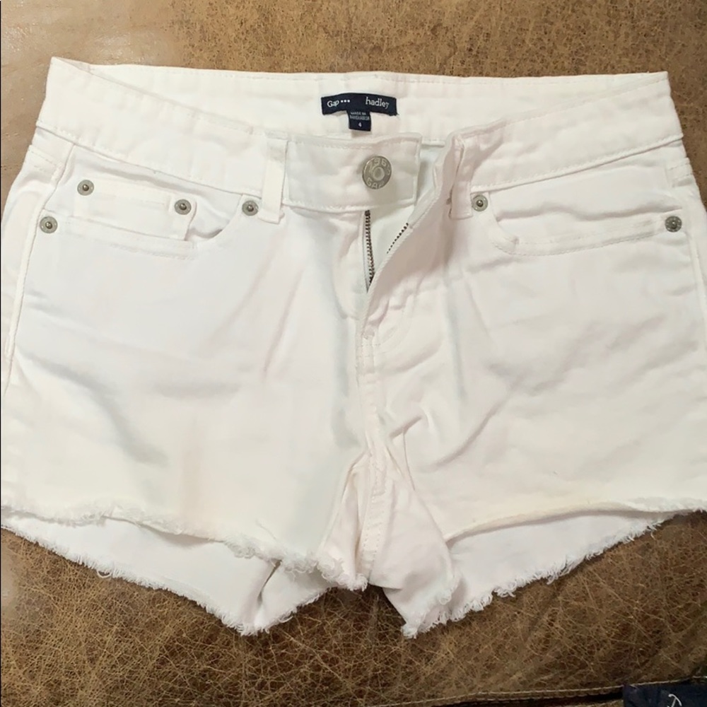 White Gap shorts